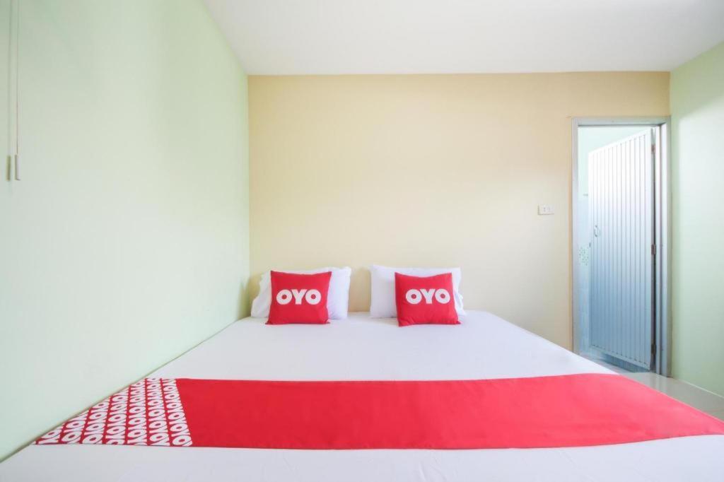 Oyo 1163 Eden Hostel Phuket Extérieur photo