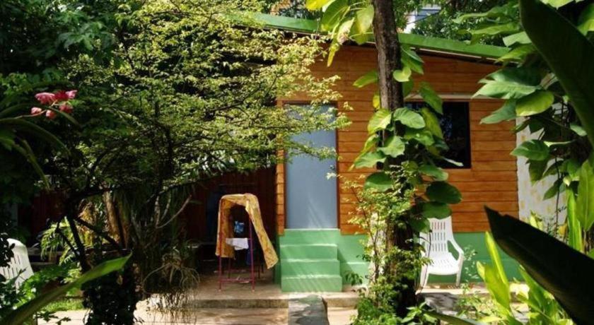 Oyo 1163 Eden Hostel Phuket Extérieur photo