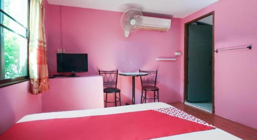 Oyo 1163 Eden Hostel Phuket Extérieur photo