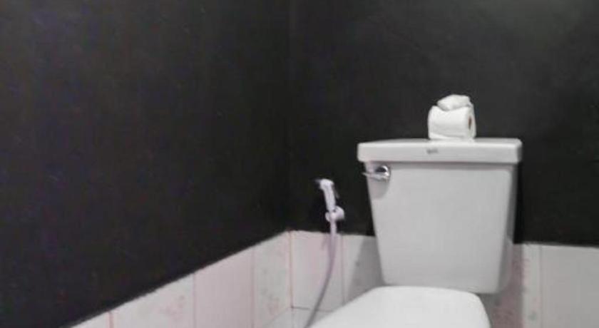 Oyo 1163 Eden Hostel Phuket Extérieur photo